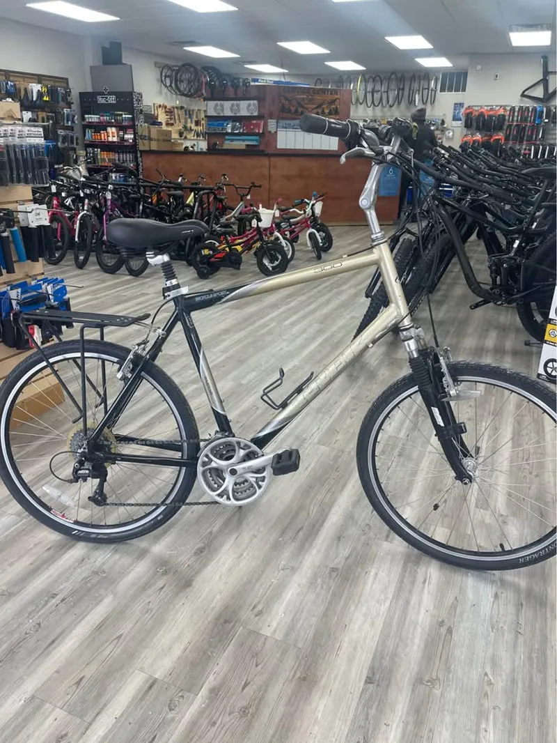 Trek Navigator 300 Hybrid bike - 21