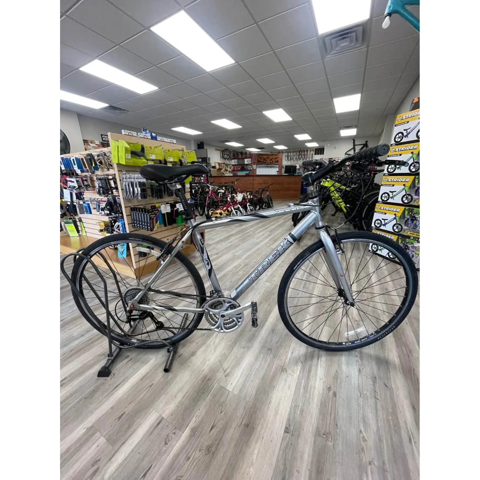 Trek 7300FX Hybrid bike - 20inch - LARGE Trek 7300FX Hybrid bike - 20inch - LARGE