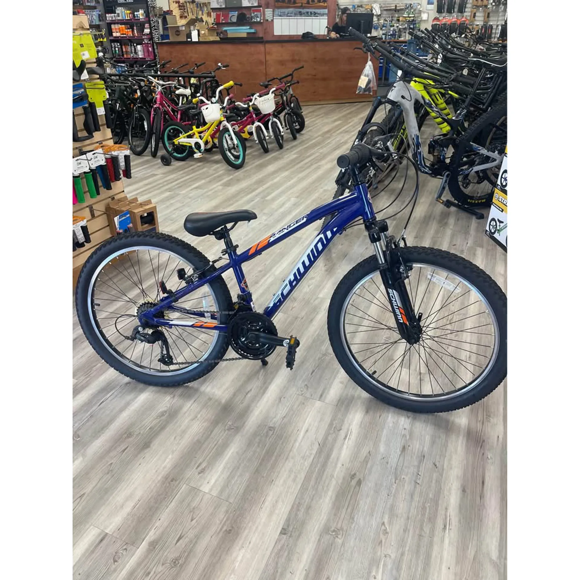 24 schwinn bicycle Ranger 24in Blue / 24" Get to know the trails better than anyone with the Ranger mountain bike from Schwinn Schwinn Men's 700c 24-Speed Volare