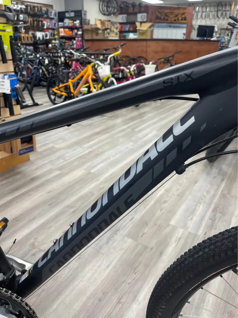 Cannondale SIX Hardtail Mountain bike - MEDIUM-1