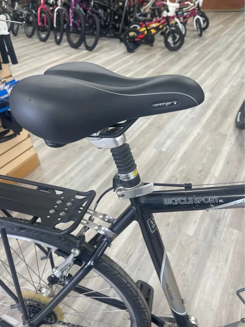 Trek Navigator 300 Hybrid bike - 21-3