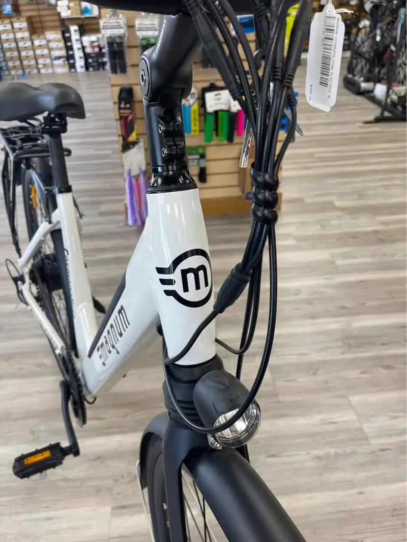 Magnum Cosmopolitan Electric Bike-4