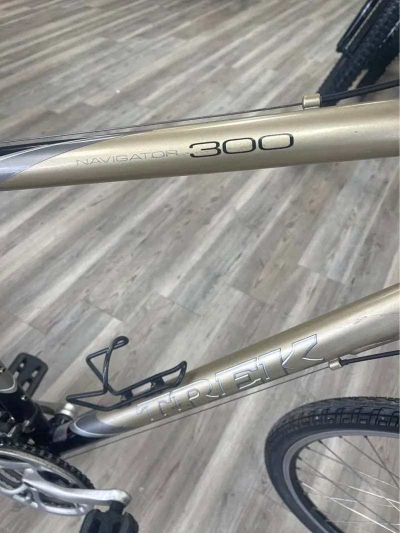 Trek Navigator 300 Hybrid bike - 21-6
