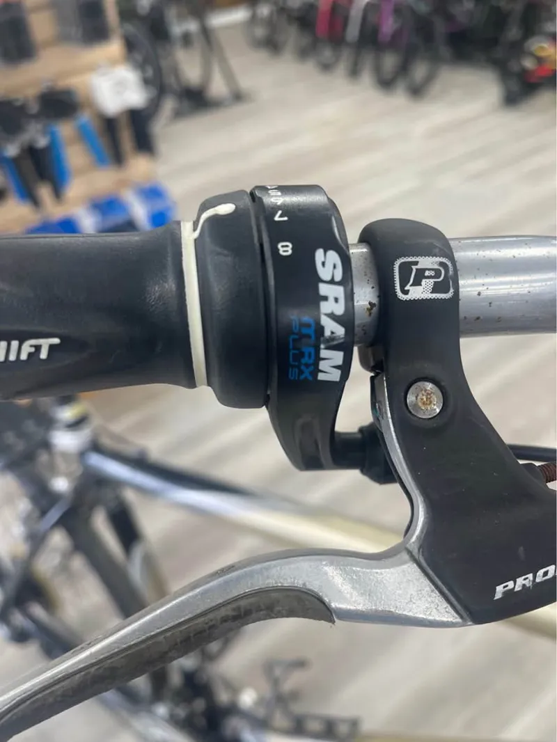 Trek Navigator 300 Hybrid bike - 21-7