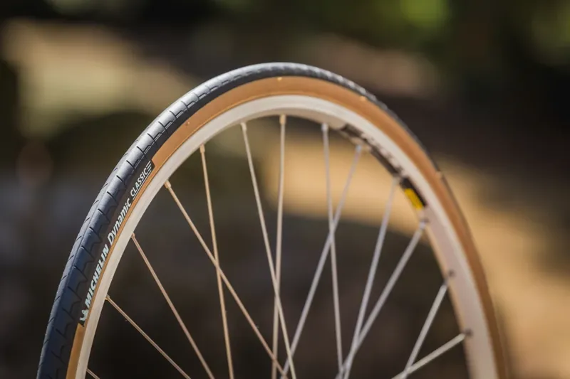 Michelin Dynamic Classic Tire - 700 X 25 Clincher Wire Black/ Tan Black/Tan 700 x 25